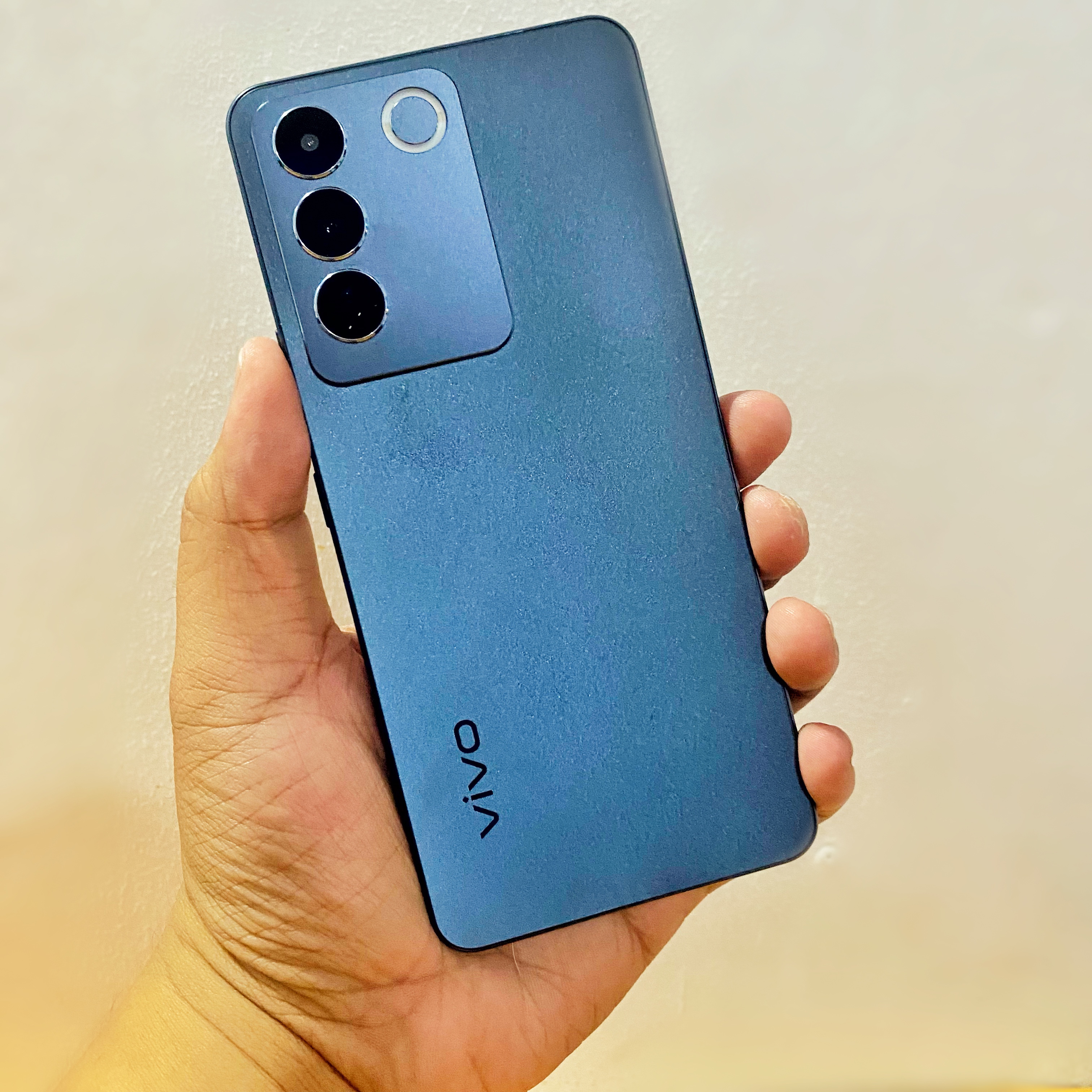 Vivo V27e smartphone unboxing