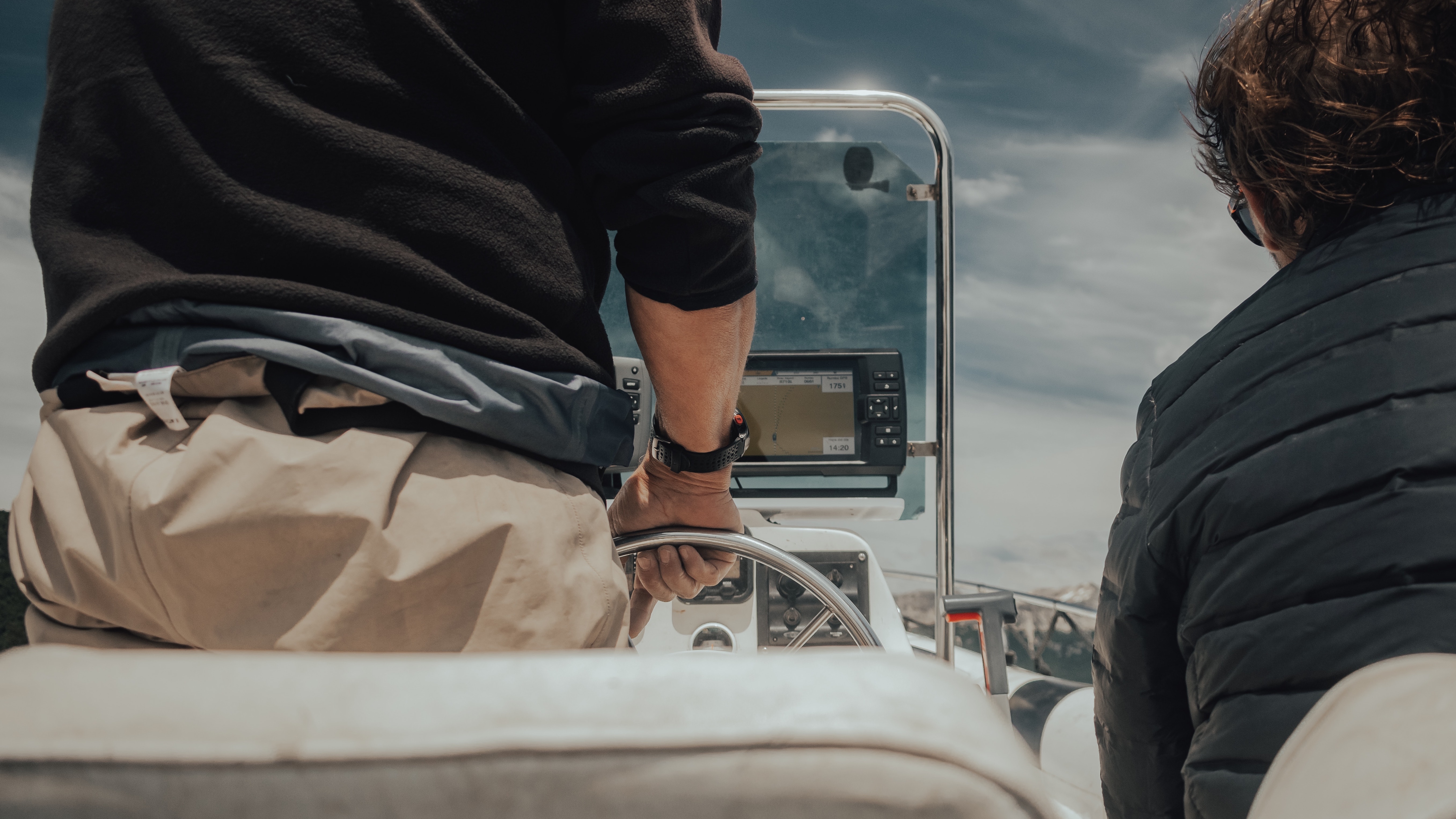 How you can drive a boat using a smartwatch