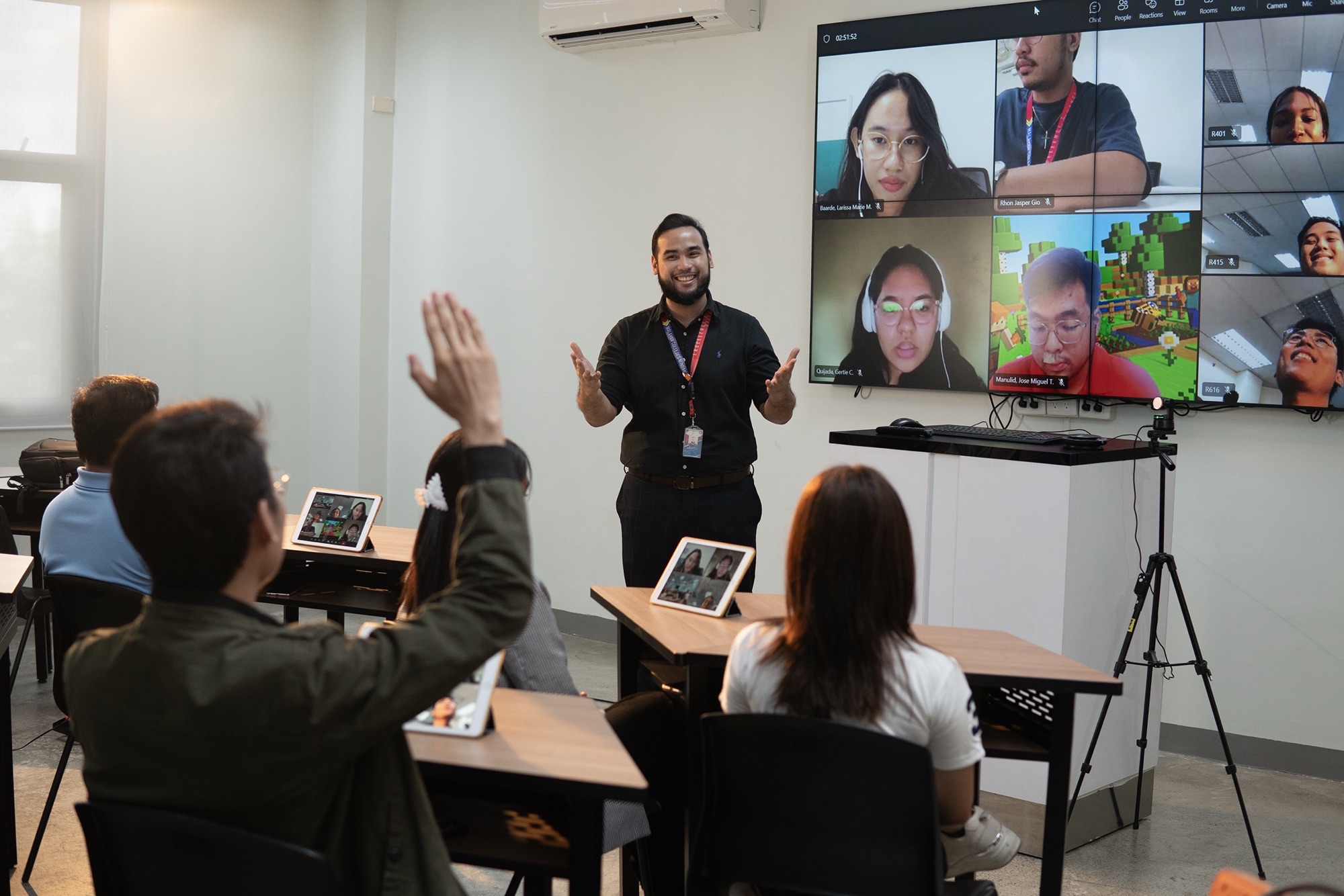 This university continues to champion hybrid learning