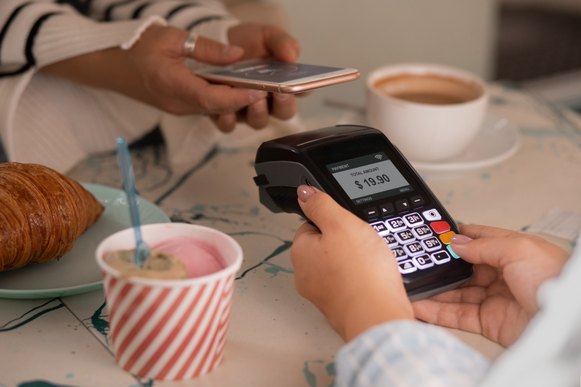 More consumers use mobile apps to pay