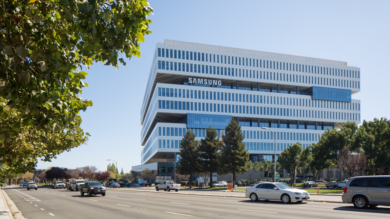 Samsung’s Crossroads: AI Race Demands Bold Reinvention to Reclaim Semiconductor Dominance