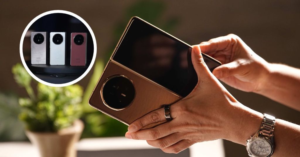 A person holding the HONOR Magic V5 foldable smartphone with a focus on its sleek design and camera module, accompanied by a smaller circular inset image featuring three additional color variants of the device.